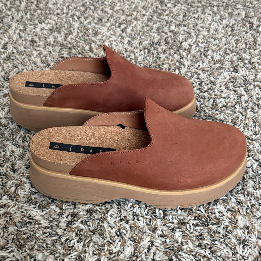 Reef Vista Skye Suede Mules in Caramel